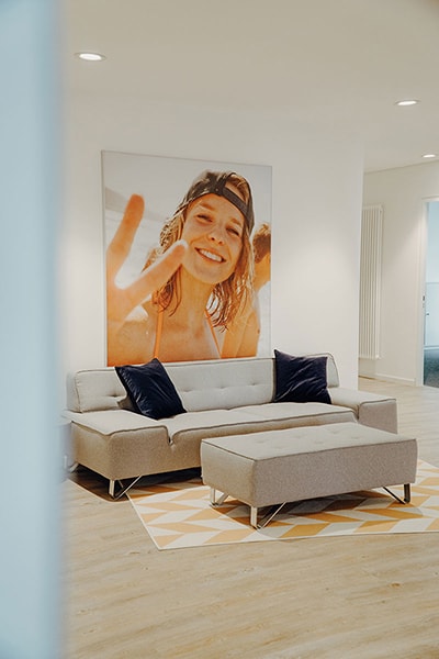 Sofa + Bild an der Wand