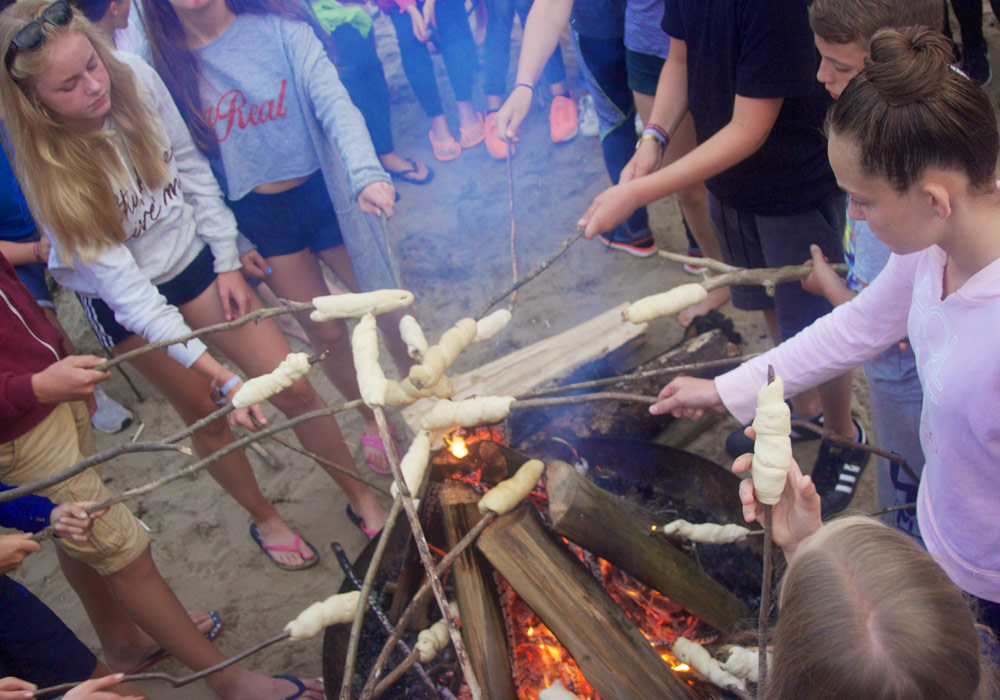 Stockbrot grillen Holz sammeln und Feuerstelle bauen – Stockbrot grillen am Lagerfeuer