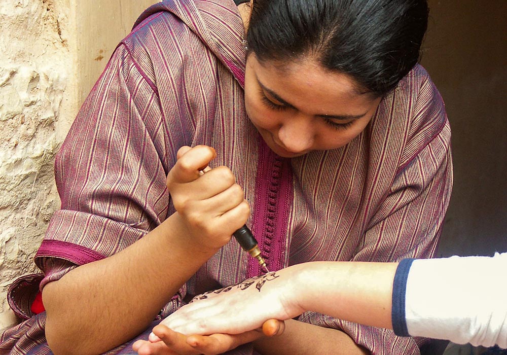 Henna Traditioneller und symbolträchtiger Körperschmuck: Henna-Muster der Berber Nordafrikas.