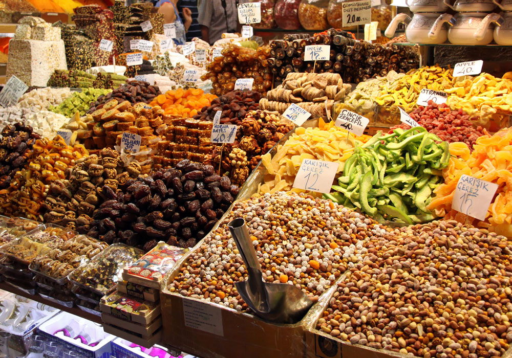 Märkte. Auf einem klassischen „Souk“ findest du neben Gewürzen auch leckere getrocknete Früchte und Nüsse.
