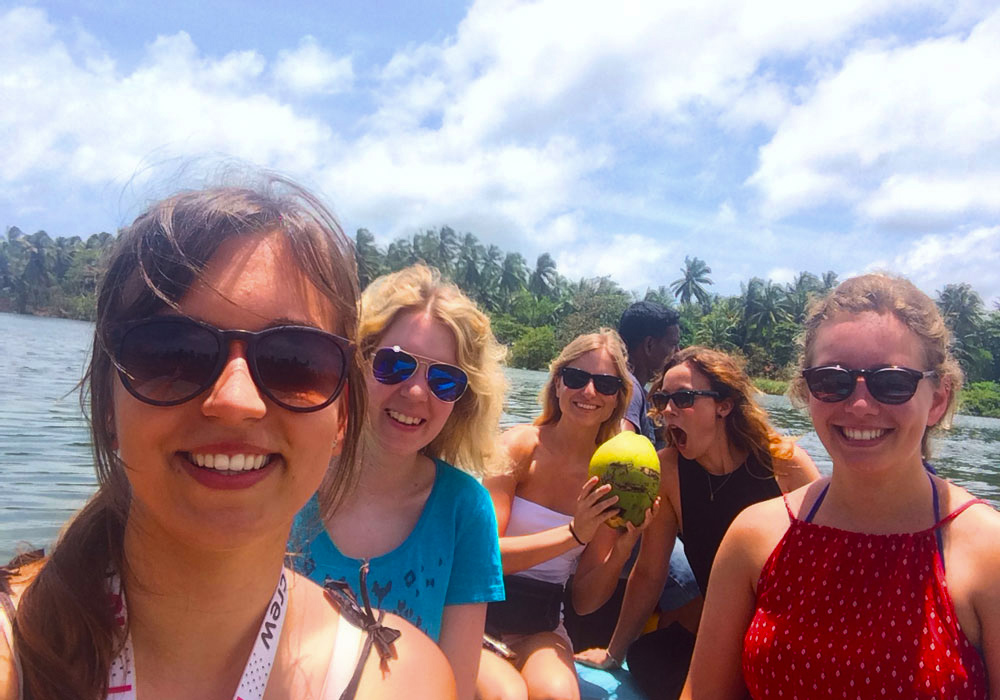 Sri Lanka - Mädchen - Wasser Jede menge Spaß erwartet dich auf unserer Rundreise durchs schöne Sri Lanka!