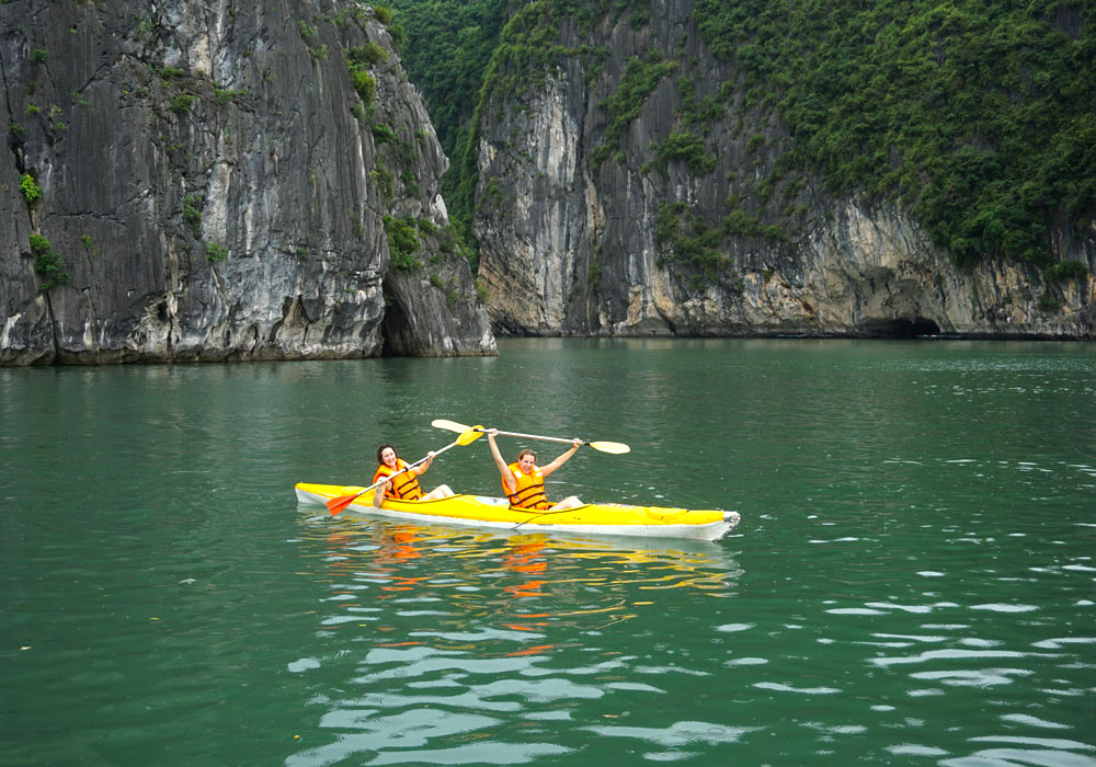 Vietnam Rundreise Kanutour in Halong Bay.