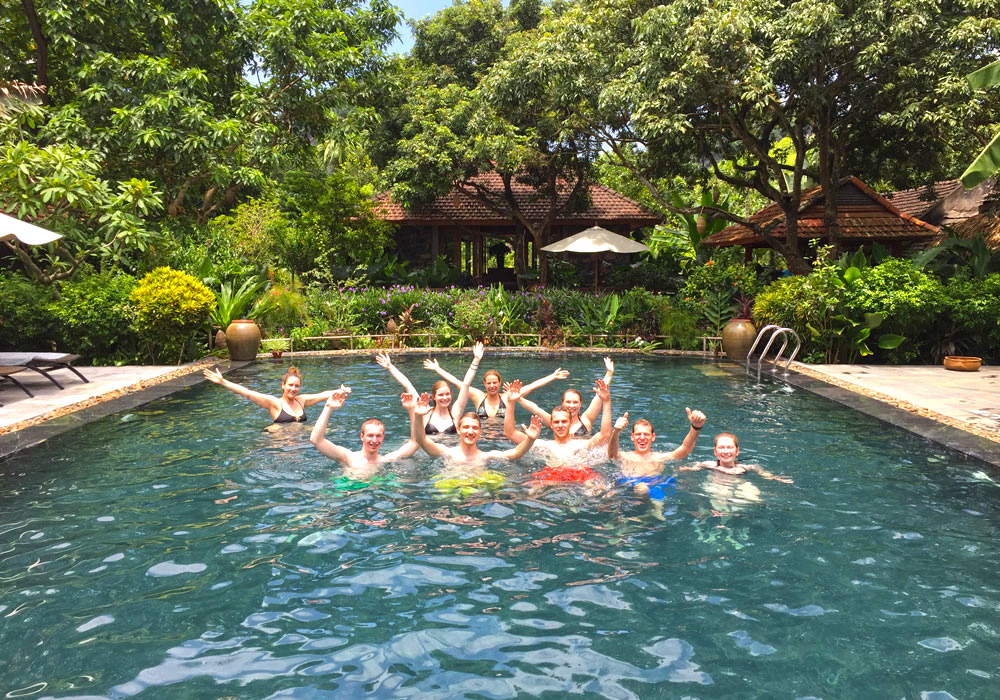 Vietnam Rundreise Poolparty in tropischer Kulisse.