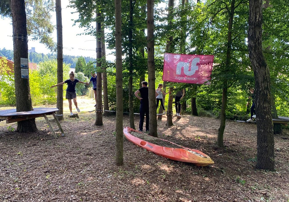 niederseilgarten Teste deinen Gleichgewichtssinn im Niederseilgarten.