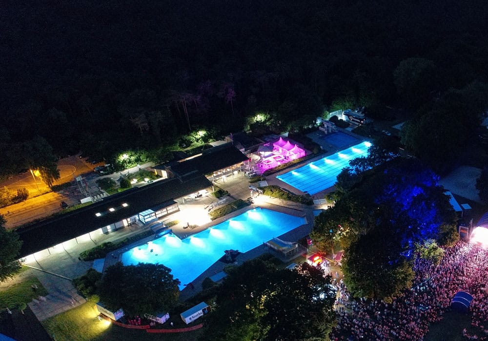Abendstimmung Nachts im Freibad schwimmen gehen - im Waldfreibad Camp kein Problem.