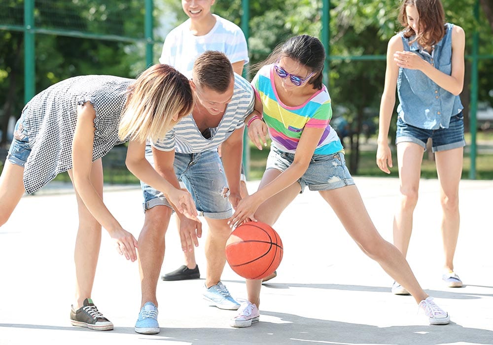 Große Basketball-Area Professionelle Basketballcourts auf dem Areal.