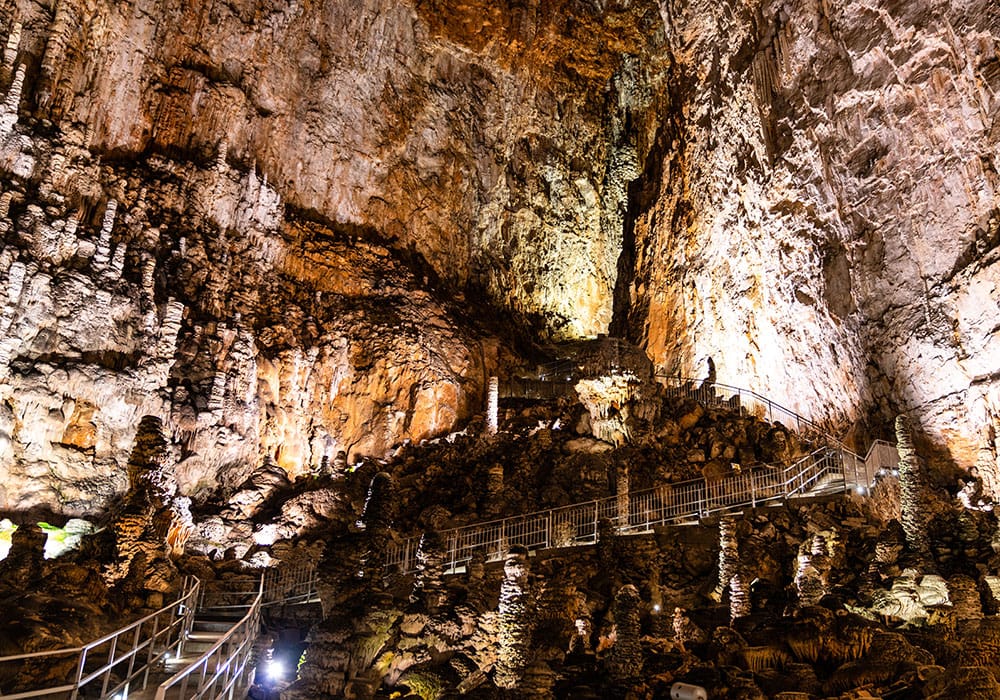 Grotta Gigante Schau dir bei einem Ausflug die Grotta Gigante und die Stadt Triest an.
