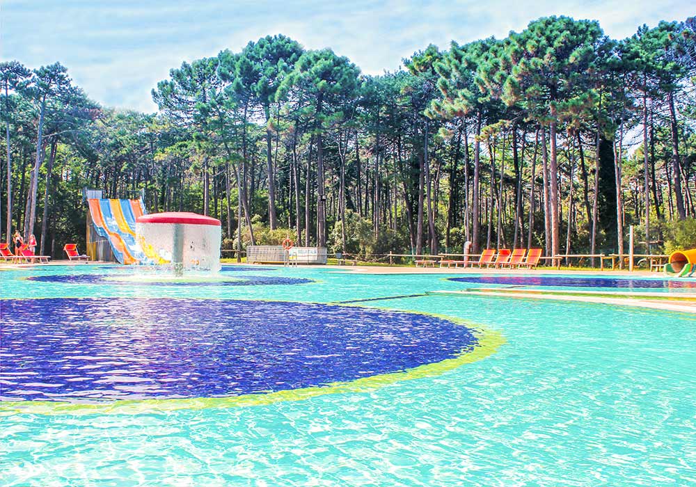 Große Poolanlage Teste den weitläufigen Poolbereich mit Wasserrutschen aus.