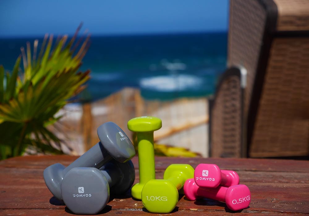 Sardinien.- Sport im beach- und fitnessclub Body-Workout mit Ausblick.
