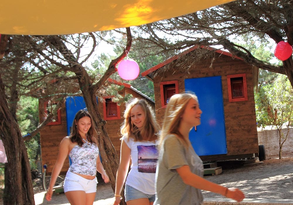Sardinien - Holzbungalows im beach- und fitnessclub Bei Buchung der Bungalows wartet ein großer Kühlschrank auf euch.