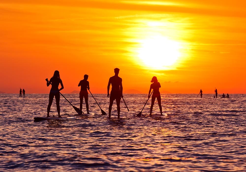 Sardinien - Stand-Up-Paddling Stand-up-Paddling im Sonnenuntergang.