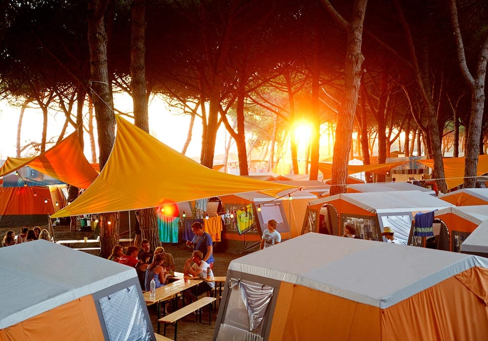 Das Campgelände bei Sonnenuntergang Hier wohnst du in einem Zeltdorf, deinem Villagio.