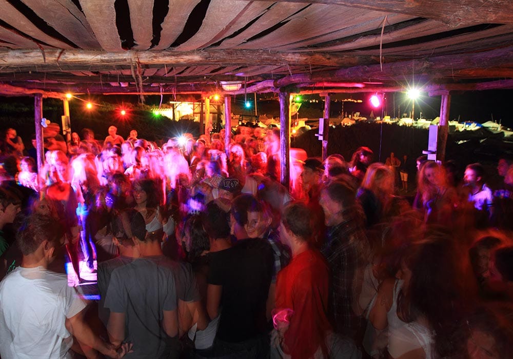 ruf Gäste tanzen bei einer Party mit ruf DJ Wir beenden deinen Urlaub mit einer exklusiven Party.