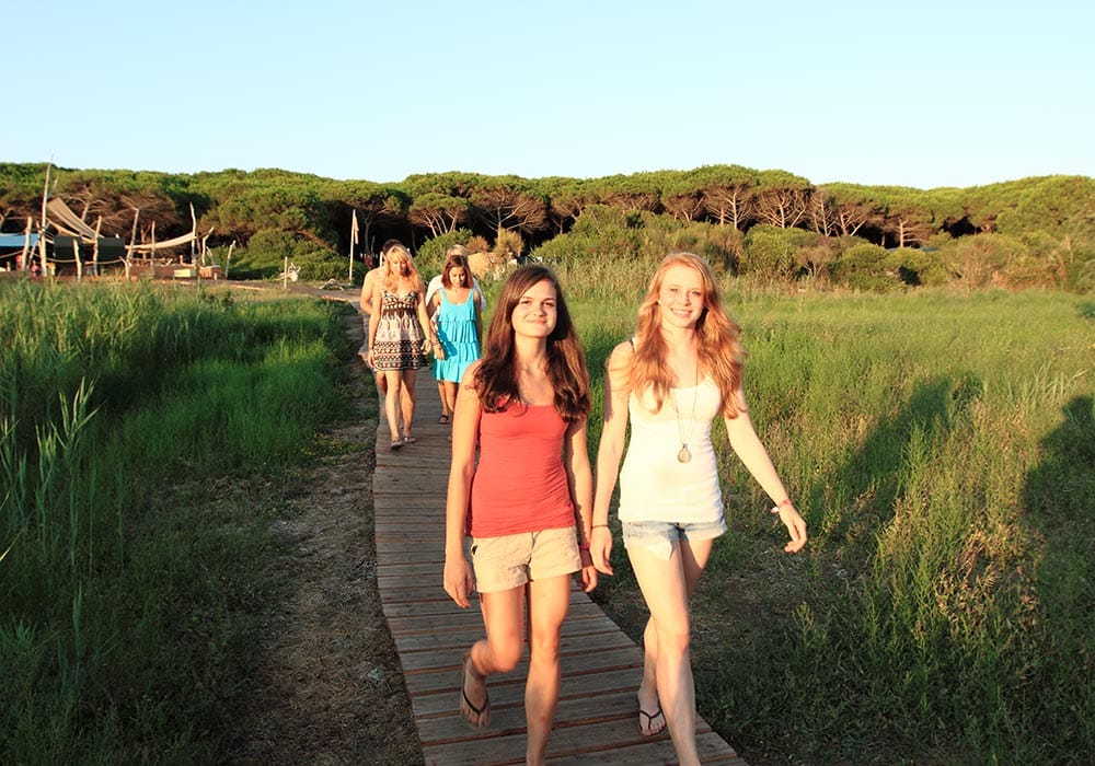 Zwei Mädchen auf dem Weg zum ruf Strandareal in Tarquinia Hier geht´s zum Strand, wo wir ganz unter uns sind.