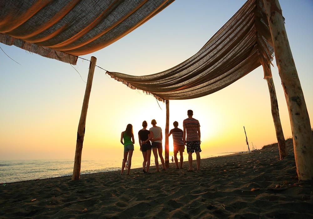 Chille gemeinsam mit deinen Freunden bei Sonnenuntergang am Strand! Chille gemeinsam mit deinen Freunden bei Sonnenuntergang am Strand!