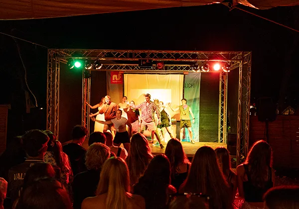 Show auf eigener Bühne des Camps