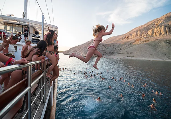 Gast springt vom Boot aus ins Meer