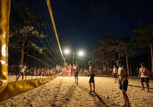 Gäste spielen abends Volleyball