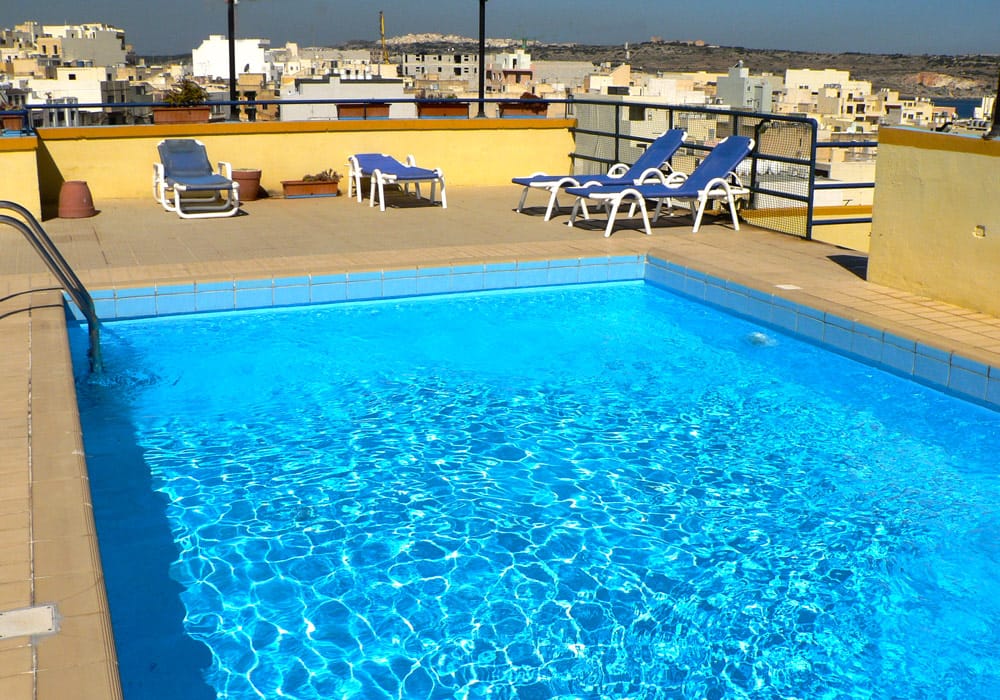 Bugibba - Hotel Primera Der Rooftop-Pool im Hotel Primera.