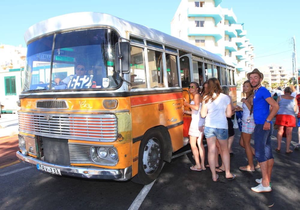 Malta, Bugibba - Busausflug Mit dem Bus fährst du super günstig über die Insel, z.B. nach Sliema.