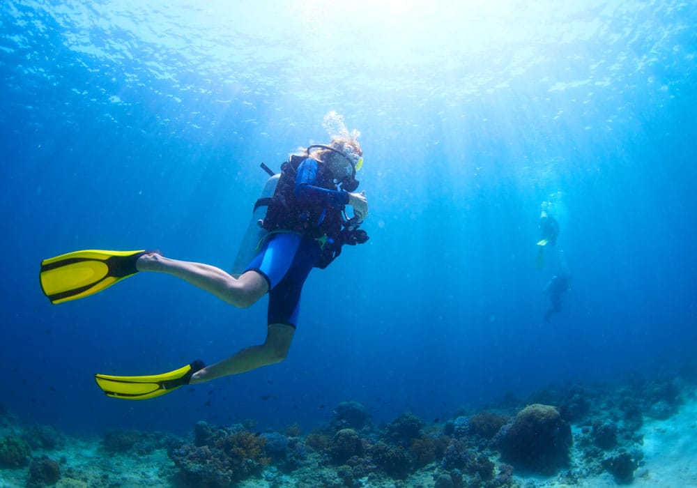 Malta, Bugibba - Taucher Genieße die Stille unter Wasser.
