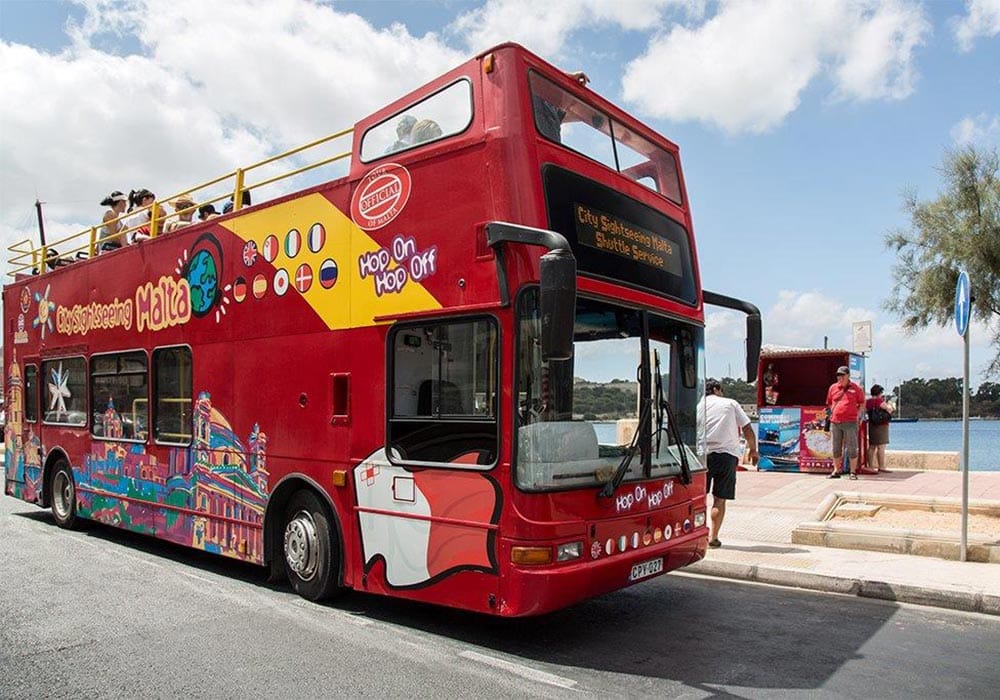Malta - Busausflug Mit dem roten Sightseeing-Bus kannst du einen Tag lang die gesamte Insel abfahren.