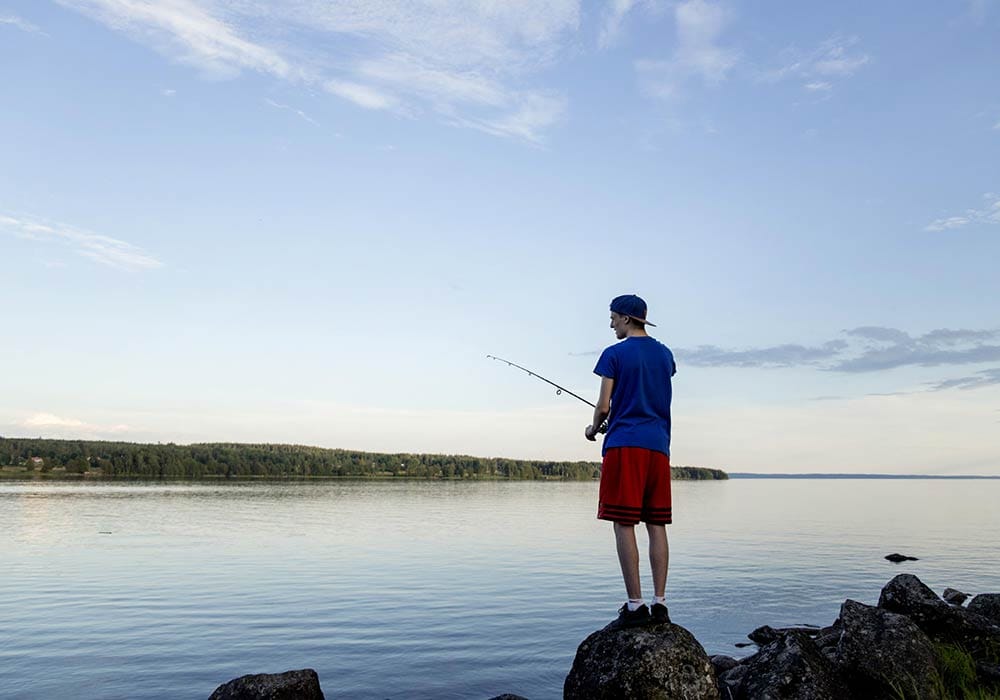 Junge beim Angeln am Skagernsee Einfach mal relaxen! Beim Angeln kannst du die Natur genießen und richtig abschalten.