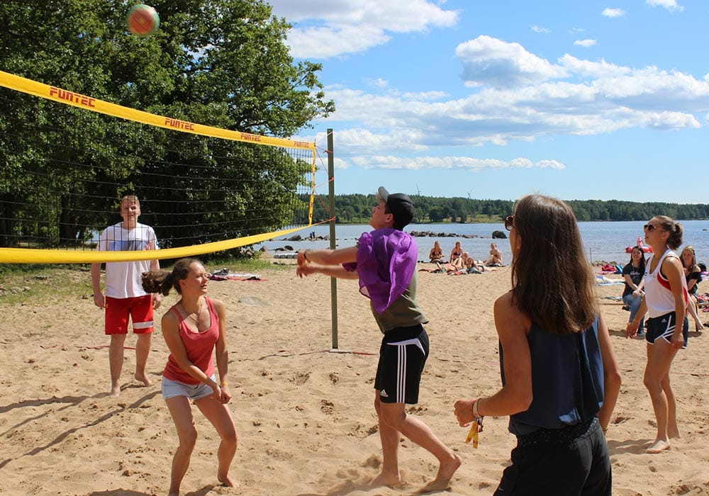 Jugendliche beim Beachvolleyball Powere dich beim Beachvolleyball aus..