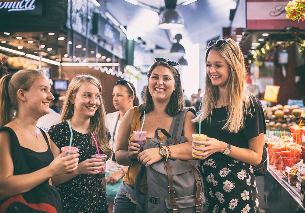Barcelona - La Boqueria In der Markthalle "La Boqueria" gibt es die besten Smoothies und täglich frisches Obst.