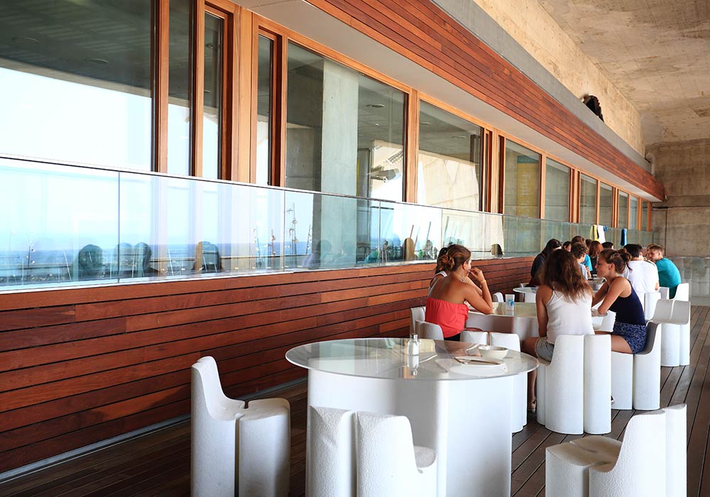 Barcelona - ruf cityclub Terrasse Auf der Terrasse des Beach- & Cityhotels nimmst du dein Essen ein – mit Meerblick und einer angenehmen Brise.