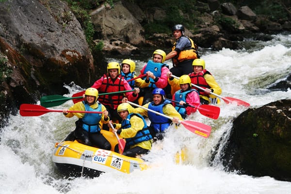 Natur erkunden vom Wasser aus, beim Rafting