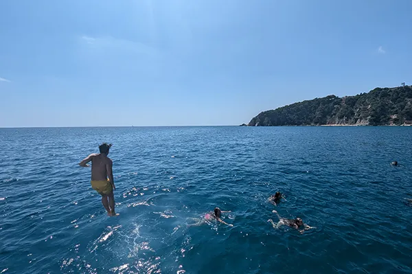 Jugendliche springen ins Meer