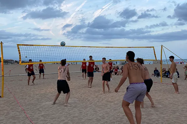 Jugendliche spiele Volleyball am Strand