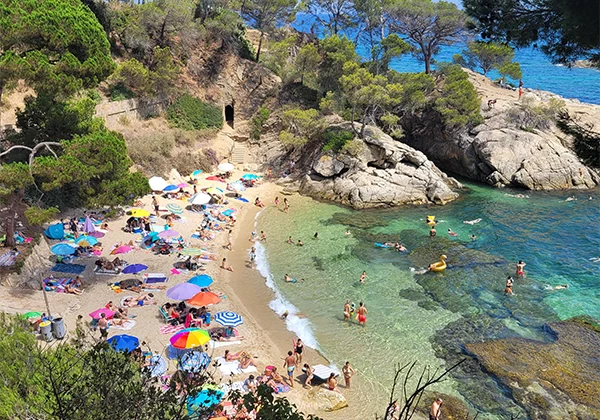 Jugendliche in einer Bucht in Playa de Aro