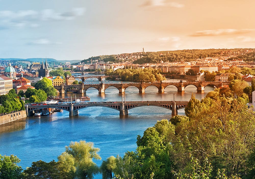 Ausflug nach Prag oder München Es warten tolle Ausflüge auf dich. Zum Beispiel eine Tagestour nach Prag.