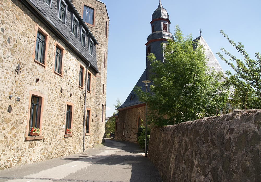 Burg Hohensolms Kleine Pfade führen um die Burg.