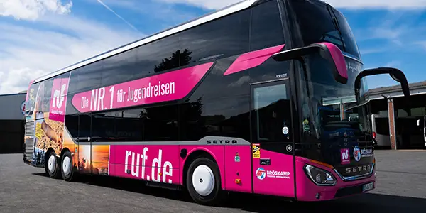 Ankunft mit ruf Reisebus
