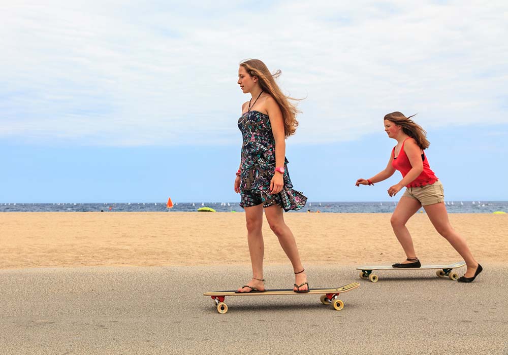 Playa de Aro - Longboard Leih dir ein Longboard und cruise an der kilometerlangen Uferpromenade entlang.