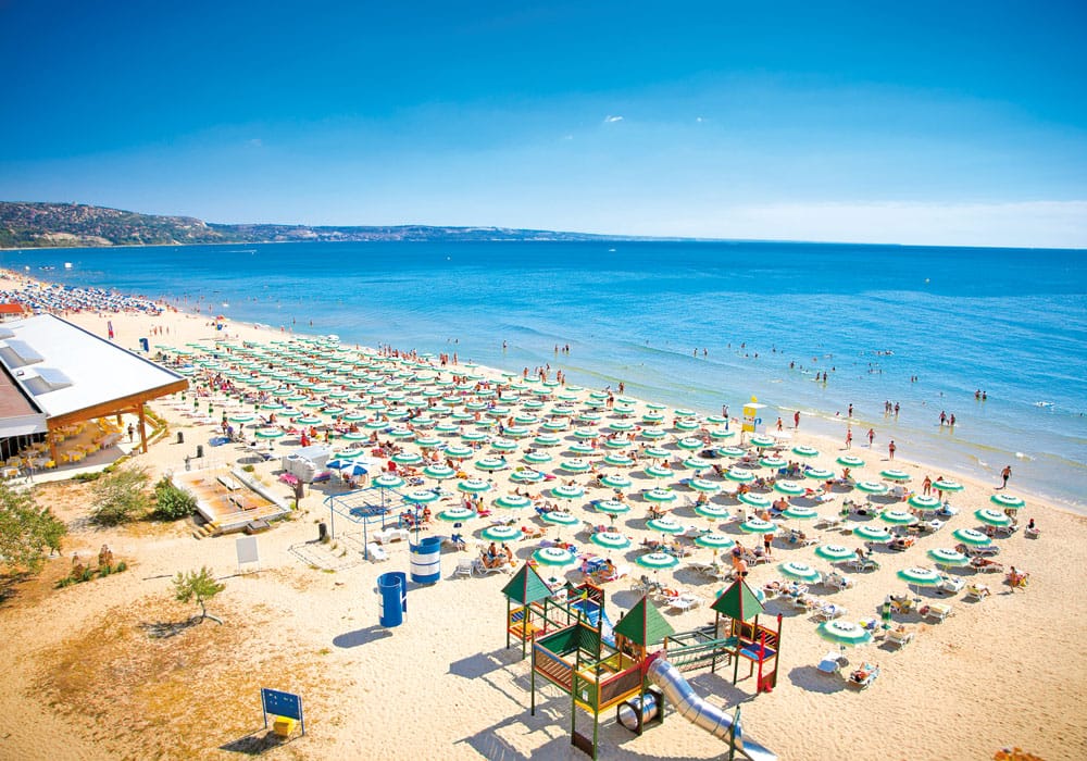 Goldstrand Feiner Sandstrand und türkisblaues Meer.