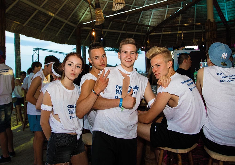 Goldstrand - Pub Crawl Beim Pub Crawl lernst du nicht nur die besten Locations des Goldstrands kennen, sondern auch viele andere Partyurlauber.
