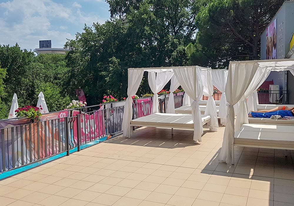 Partyclub Tintyava - Balinesische Betten Chille dich in die balinesischen Betten auf der Dachterrasse.
