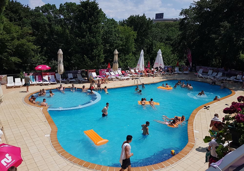 Partyclub Tintyava - Pool Mit einem kühlen Drink am Pool liegen und der Musik des Pool-DJs lauschen - na, wie klingt das?