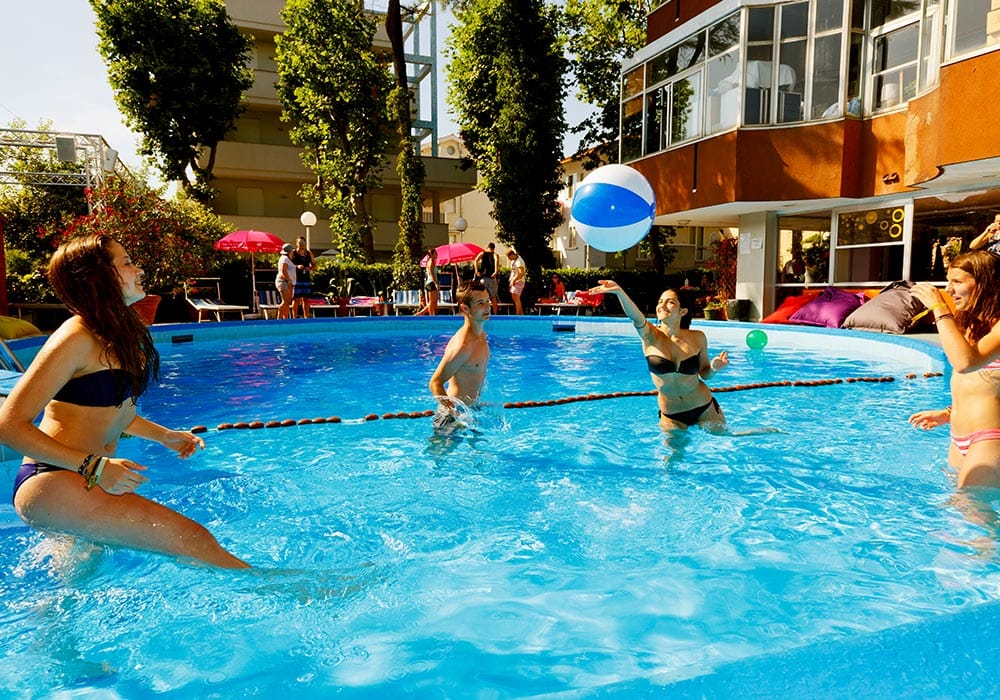 Rimini - Pool im ruf partyclub Gastone Riviera Eine Runde Wasserball im clubeigenen Pool gefällig?