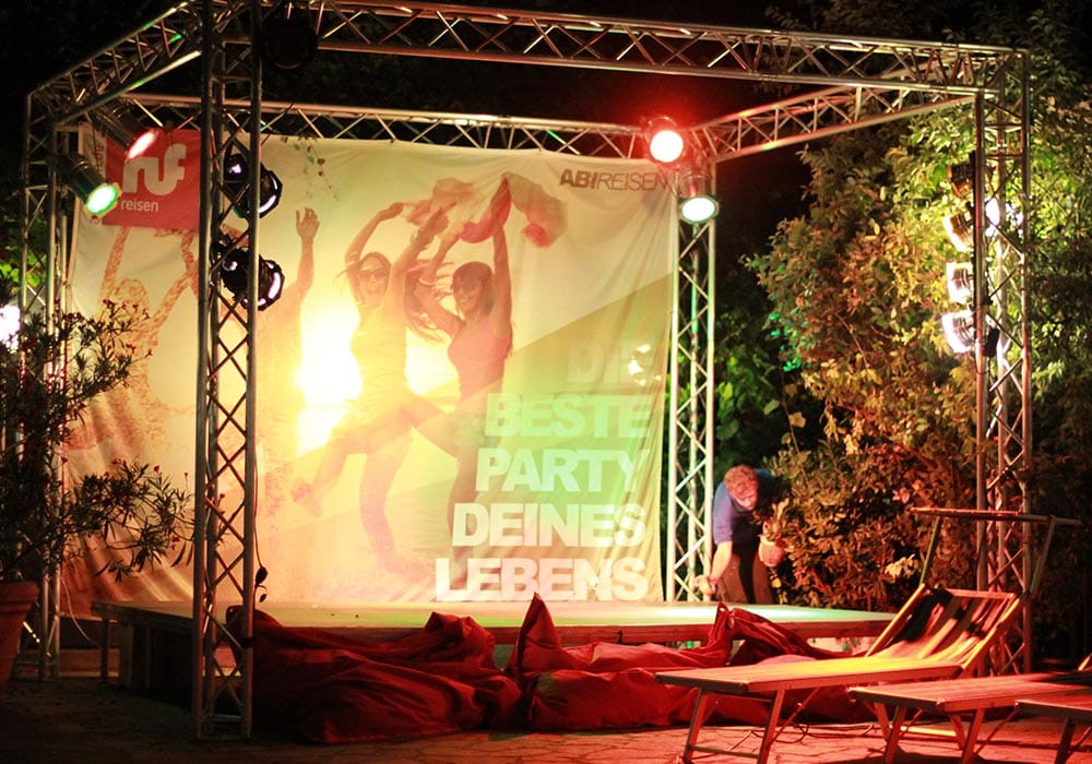 Rimini - Bühne im ruf partyclub Gastone Riviera Auf der Bühne des Partyclubs finden regelmäßig coole Shows statt.