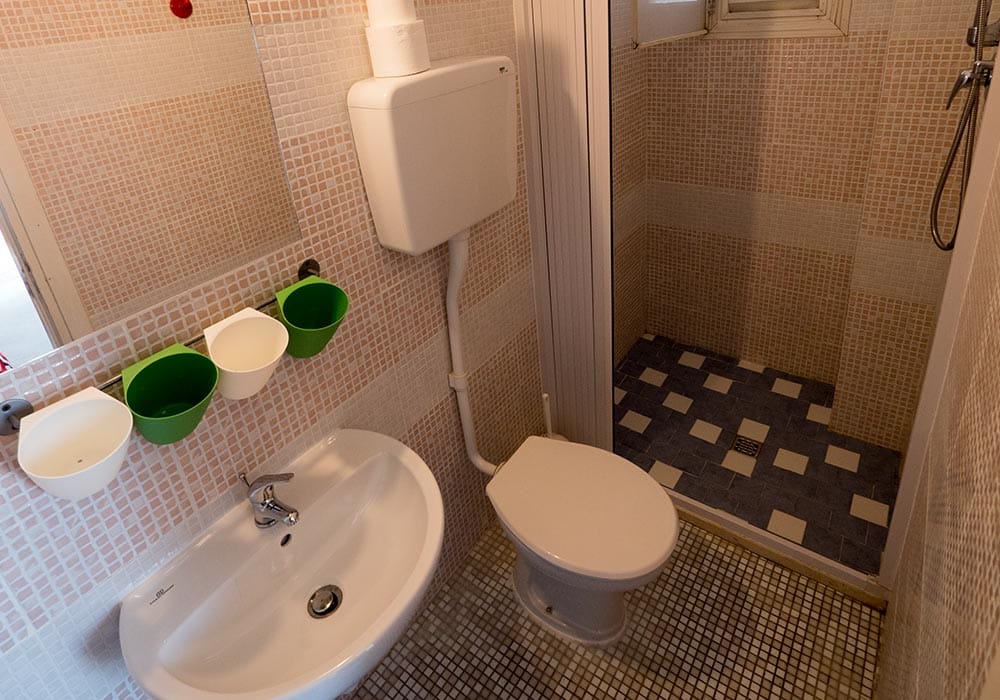 Rimini - Badezimmer im ruf Partyclub Gastone Riviera So sieht dein Badezimmer aus.