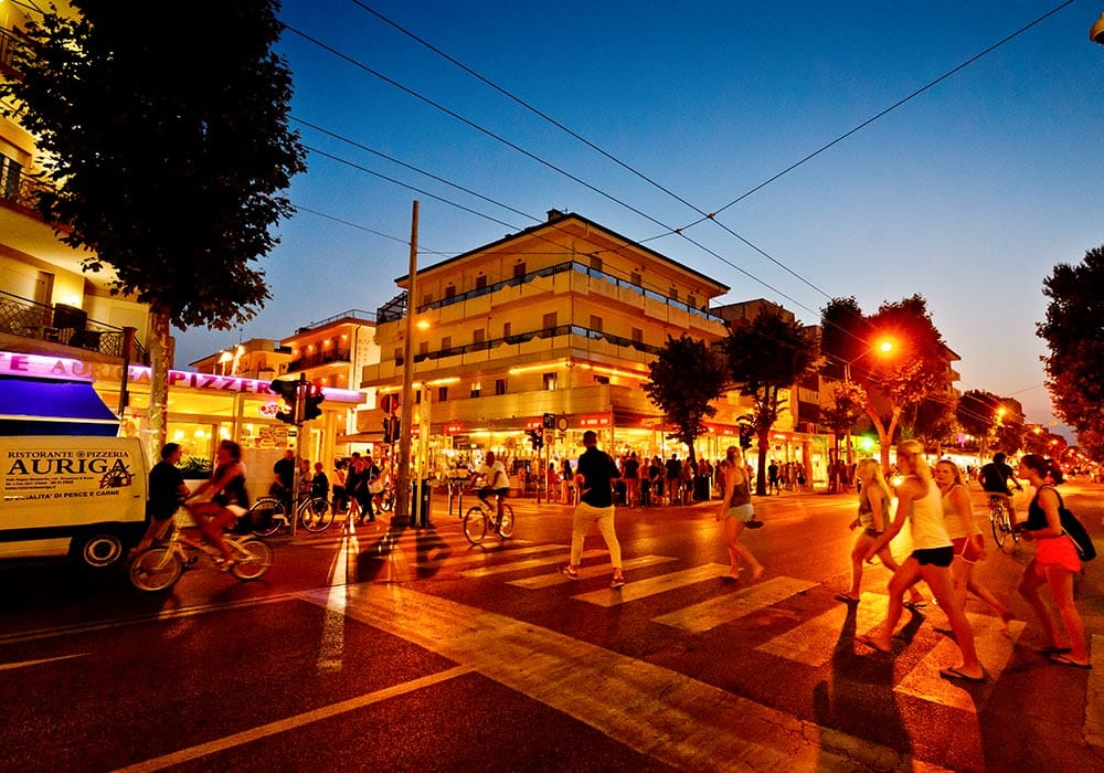 Rimini bei Nacht Auch abends tobt in Rimini das Leben.