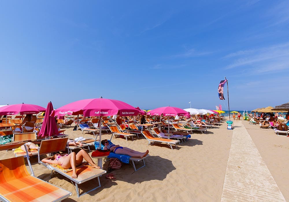 ruf Bagno am Strand Am Strand haben wir unseren eigenen Abschnitt inklusive Sonnenliege und -schirm.