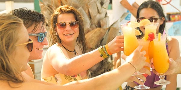 Cocktailbar Stoß mit Freunden zusammen an.