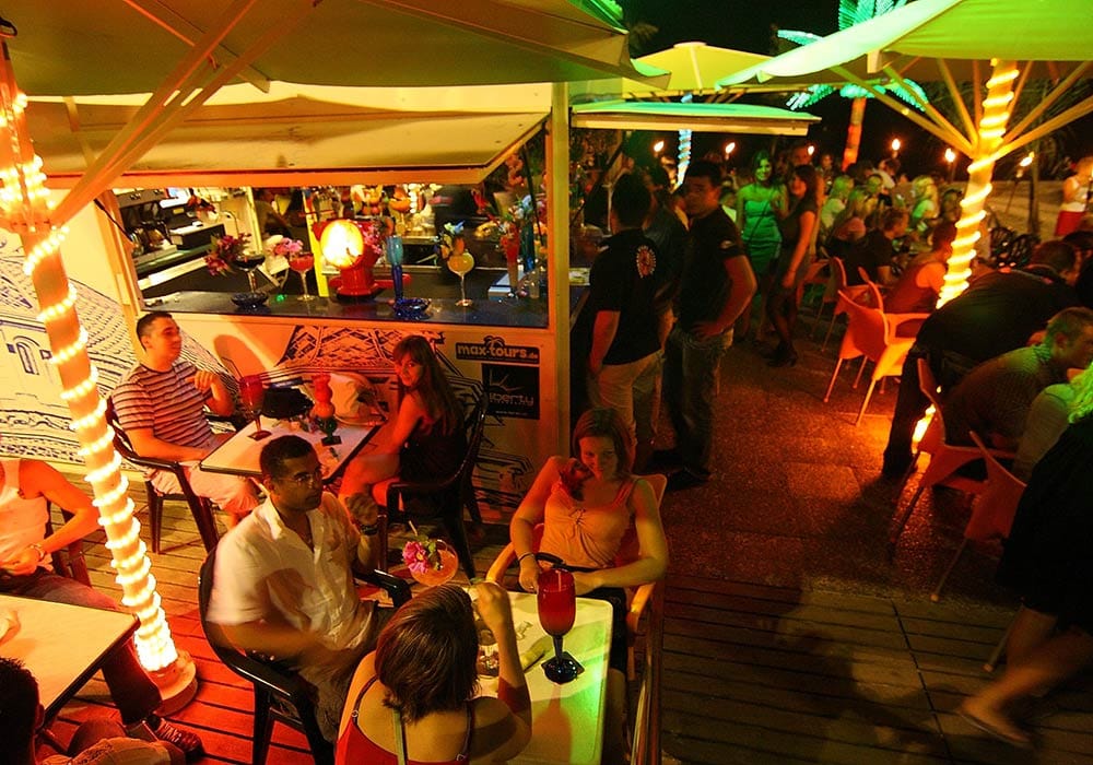 Lloret - Bar Mach dich mit leckeren Cocktails warm für die Partynacht.
