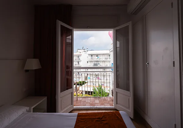 Zimmer mit Balkon